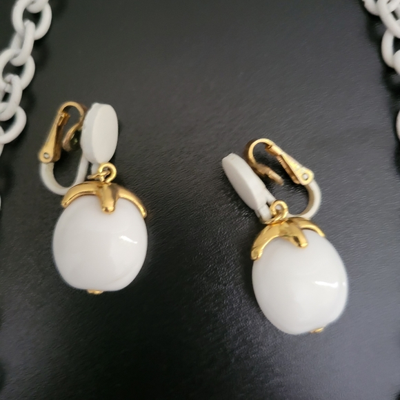 VTG "Crown" Trifari White Milk Glass Waterfall Necklace & Earrings | SIGNED - Picture 6 of 13
